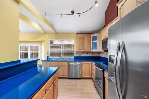 Kitchen - 462 Eagle Ln, Vacaville, CA 95687 photo 2 of 2