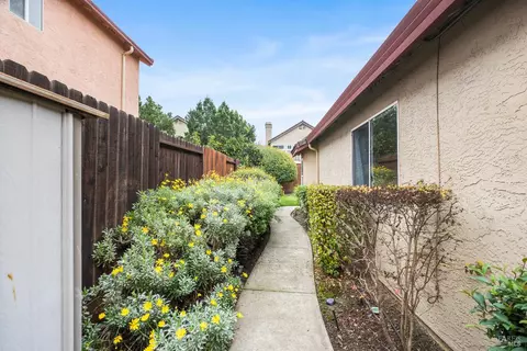 Exterior - 462 Eagle Ln, Vacaville, CA 95687 photo 7 of 12