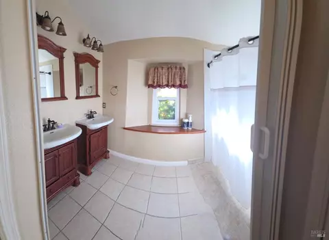 Bath - 462 Eagle Ln, Vacaville, CA 95687 photo 3 of 4