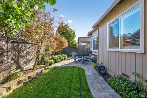 Exterior - 8050 Leno Dr, Windsor, CA 95492 photo 7 of 9