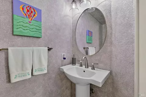 Bath - 8050 Leno Dr, Windsor, CA 95492 photo 3 of 4