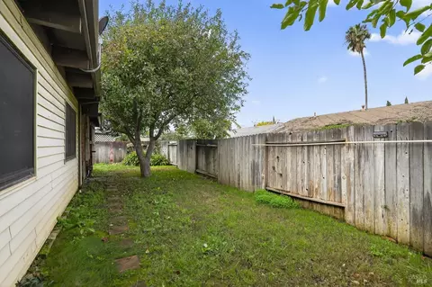 Exterior - 1018 E Tabor Ave, Fairfield, CA 94533 photo 2 of 7
