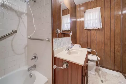 Bath - 818 Ashwood Ave, Vallejo, CA 94591 photo 2 of 3