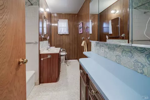 Bath - 818 Ashwood Ave, Vallejo, CA 94591 photo 1 of 3