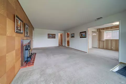 Living - 818 Ashwood Ave, Vallejo, CA 94591 photo 2 of 4