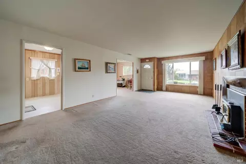 Living - 818 Ashwood Ave, Vallejo, CA 94591 photo 3 of 4