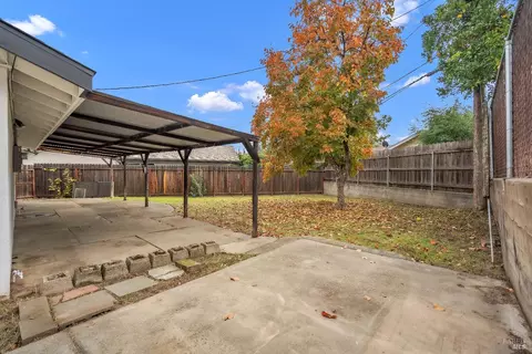 Exterior - 301 Markham Ave, Vacaville, CA 95688 photo 6 of 7