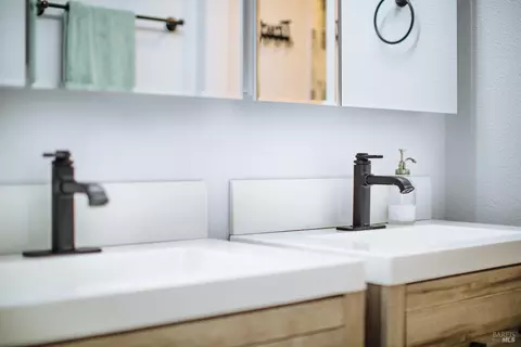 Bath - 236 Belfiore Ln, Windsor, CA 95492 photo 5 of 6