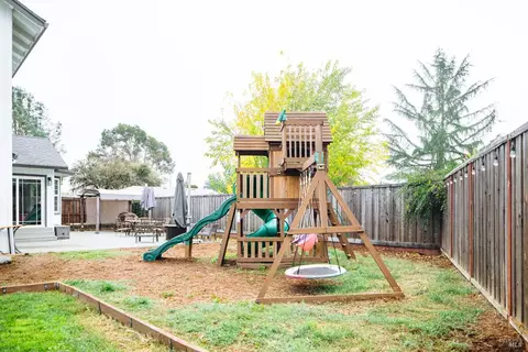 Exterior - 236 Belfiore Ln, Windsor, CA 95492 photo 4 of 9