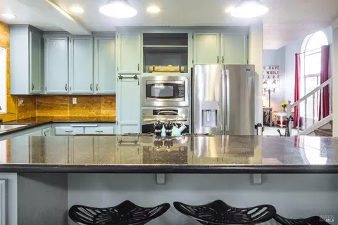 Kitchen - 236 Belfiore Ln, Windsor, CA 95492 photo 6 of 9