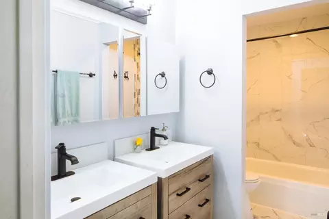 Bath - 236 Belfiore Ln, Windsor, CA 95492 photo 4 of 6