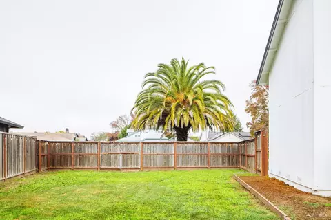 Exterior - 236 Belfiore Ln, Windsor, CA 95492 photo 6 of 9