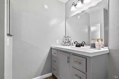 Bath - 125 Easson Ct, Vallejo, CA 94591 photo 4 of 7