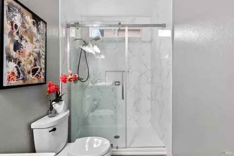 Bath - 125 Easson Ct, Vallejo, CA 94591 photo 3 of 7