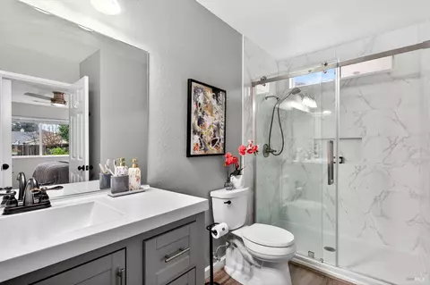 Bath - 125 Easson Ct, Vallejo, CA 94591 photo 1 of 7