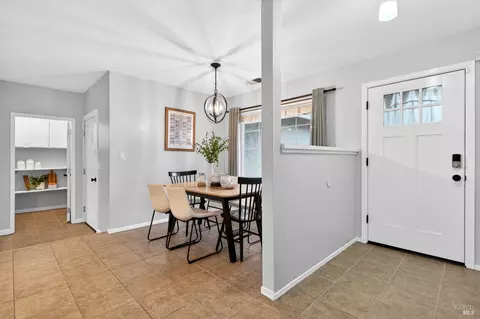 Entry Way - 125 Easson Ct, Vallejo, CA 94591 photo 3 of 4