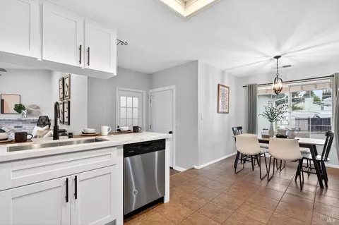 Dining - 125 Easson Ct, Vallejo, CA 94591 photo 3 of 3