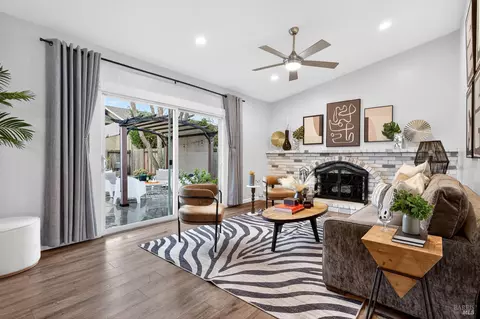 Living - 125 Easson Ct, Vallejo, CA 94591 photo 4 of 6