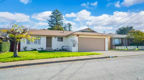 716 Elm Dr, Petaluma, CA 94952