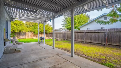Exterior - 420 Mckenzie Dr, Dixon, CA 95620 photo 3 of 11