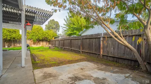 Exterior - 420 Mckenzie Dr, Dixon, CA 95620 photo 4 of 11