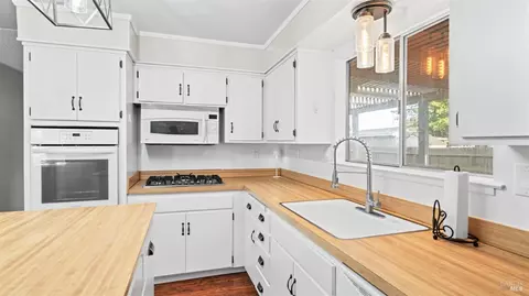 Kitchen - 420 Mckenzie Dr, Dixon, CA 95620 photo 3 of 4