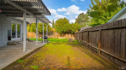 Exterior - 420 Mckenzie Dr, Dixon, CA 95620 photo 5 of 11