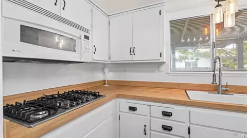 Kitchen - 420 Mckenzie Dr, Dixon, CA 95620 photo 4 of 4