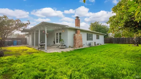 Exterior - 420 Mckenzie Dr, Dixon, CA 95620 photo 7 of 11