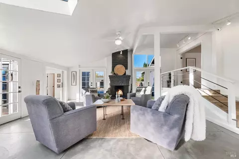 Living - 2159 Penny Ln, Napa, CA 94559 photo 5 of 9