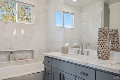 Bath - 2159 Penny Ln, Napa, CA 94559 photo 3 of 6
