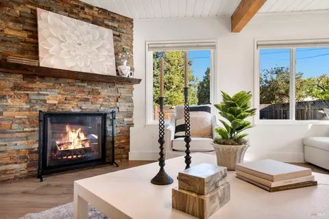 Living - 2159 Penny Ln, Napa, CA 94559 photo 4 of 9