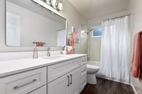 Bath - 729 Brookside Dr, Vacaville, CA 95688 photo 2 of 2