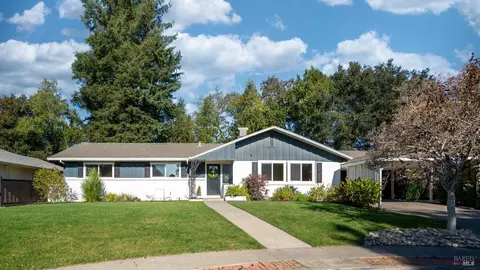 3347 Hermit Way, Santa Rosa, CA 95405