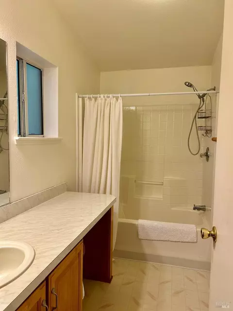 Bath - 27122 Bear Dr, Willits, CA 95490 photo 2 of 3