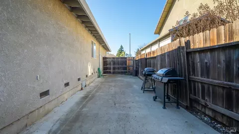 Exterior - 160 Lynd Way, Dixon, CA 95620 photo 8 of 11