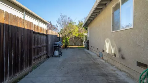 Exterior - 160 Lynd Way, Dixon, CA 95620 photo 9 of 11