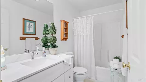 Bath - 160 Lynd Way, Dixon, CA 95620 photo 1 of 3