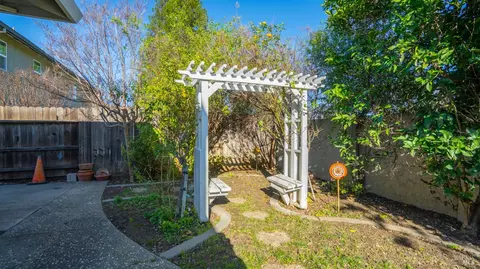 Exterior - 160 Lynd Way, Dixon, CA 95620 photo 7 of 11