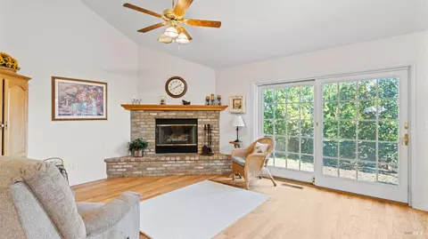 Living - 160 Lynd Way, Dixon, CA 95620 photo 2 of 3
