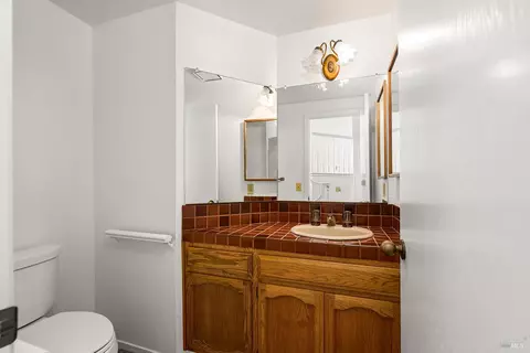 Bath - 9239 Lakewood Dr, Windsor, CA 95492 photo 1 of 5