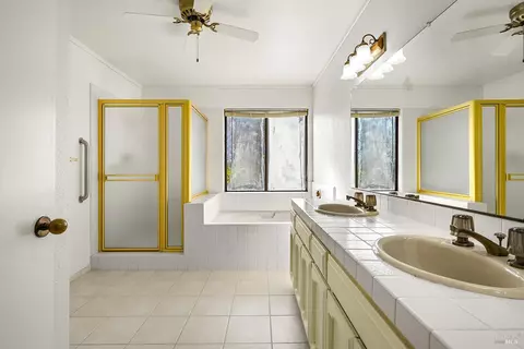 Bath - 9239 Lakewood Dr, Windsor, CA 95492 photo 2 of 5