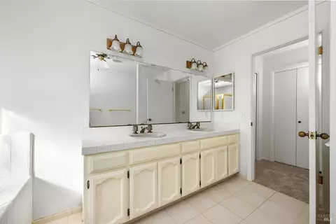 Bath - 9239 Lakewood Dr, Windsor, CA 95492 photo 3 of 5