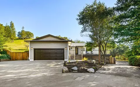 210 Burgundy Rd, Healdsburg, CA 95448