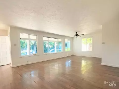 919-921 Naify Ln, Santa Rosa, CA 95407