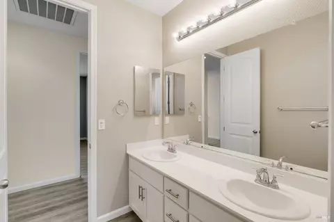 Bath - 425 Epic St, Vacaville, CA 95688 photo 7 of 9