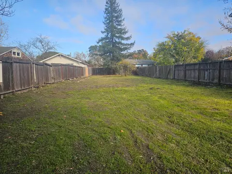 944 Temple Ave, Santa Rosa, CA 95404