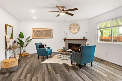 724 Agnew Pl, Santa Rosa, CA 95401