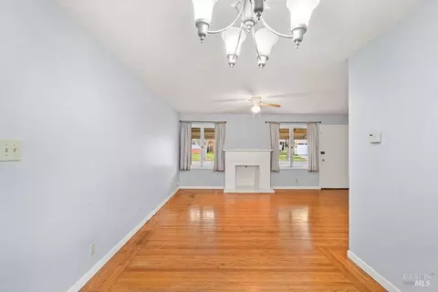 Living - 121 Jackson Way, Vallejo, CA 94591 photo 4 of 5