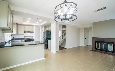 Living - 453 Knights Cir, Vallejo, CA 94591 photo 2 of 5